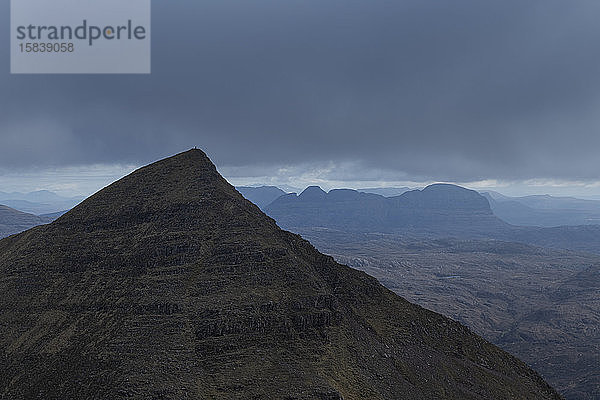 Blick vom Gipfelkamm des Quinag - Aâ€™ Chuineag  Sutherland  Highland  Schottland