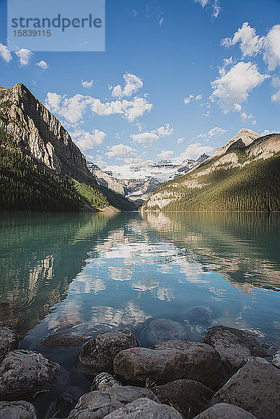 Landschaftliche Ansicht von Lake Louise und Rocky Mountains in Banff  Alberta.