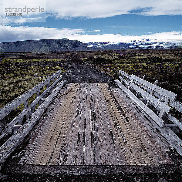 einfache Brücke im isländischen Hochland