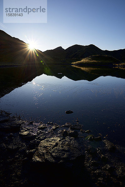 Sonnenaufgang am Truchas-See im Canfranc-Tal in den Pyrenäen.