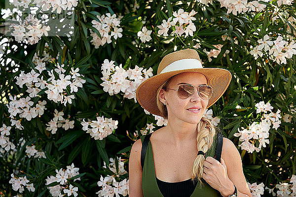 Positive erwachsene Frau im Sommergarten