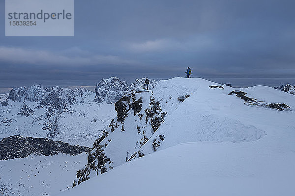 Skitourengeher auf dem Gipfel des Branntuva  Lofoten  Norwegen