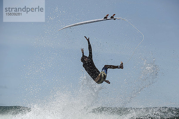 Surfer auf einer Welle