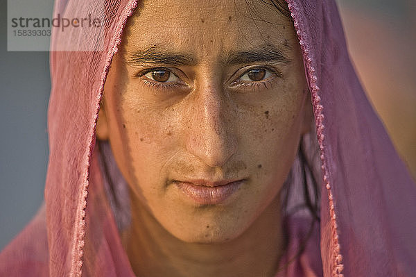 Muslimische Frau mit dünnem Schnurrbart