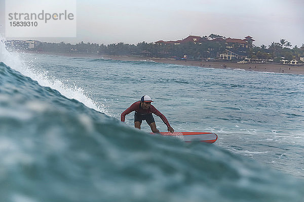 Surfer auf einer Welle