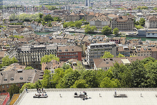 Menschen genießen die Aussicht von einer großen Terrasse in ZÃ¼rich  Schweiz