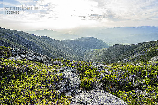 Panoramablick ins Bergtal