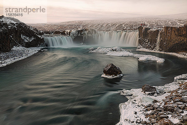 Godafoss  Gottes Wasserfall in Island im Winter