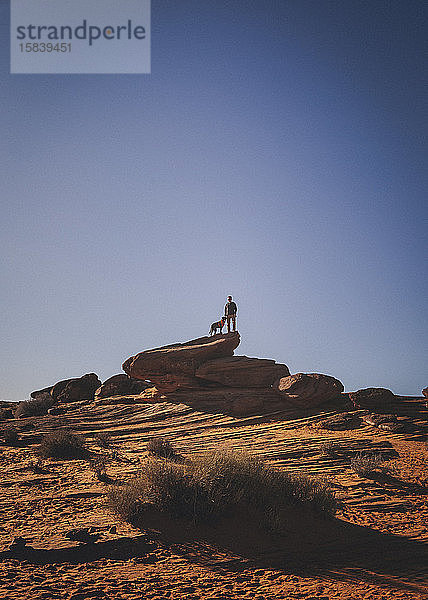 Ein Mann mit einem Hund steht in der Nähe von Horseshoe Bend  Arizona