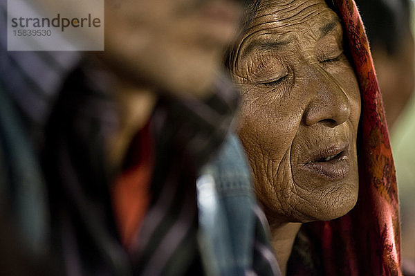 Frau betet während einer buddhistischen Zeremonie in Leh  Nordindien