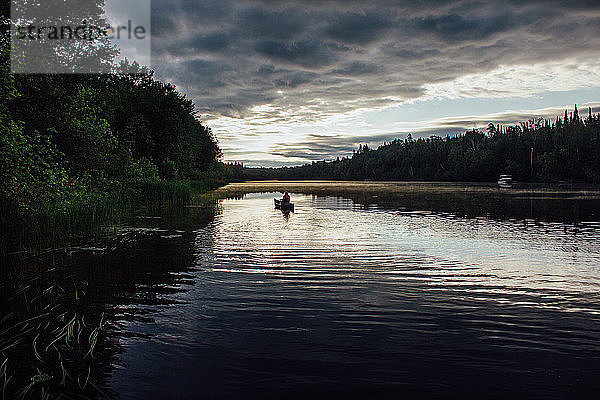 Kanufahren im Morgengrauen auf einem Fluss im Norden Kanadas