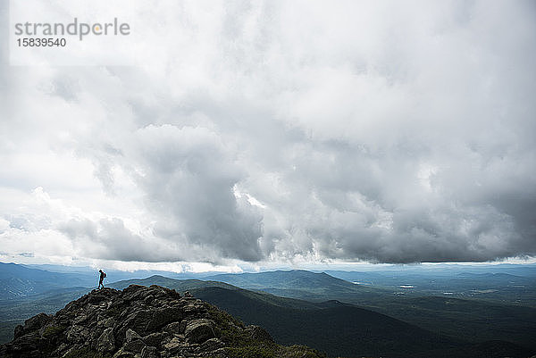 Einzelner Wanderer auf dem Bergkamm