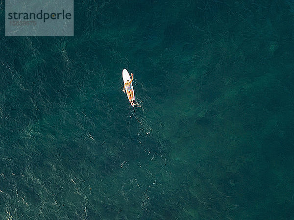 Luftaufnahme einer Surferin