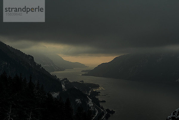 Der Columbia River windet sich nachts durch die Columbia-Schlucht.