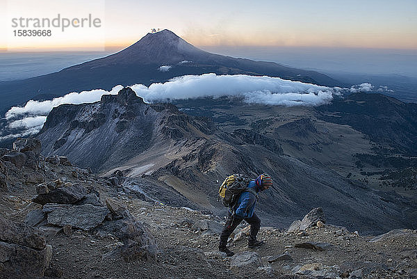 ein Mann besteigt den Vulkan Iztaccihuatl in Mexiko