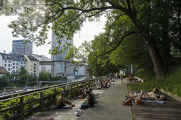 Menschen entspannen sich in öffentlichen Bädern an der Limmat  ZÃ¼rich  Schweiz