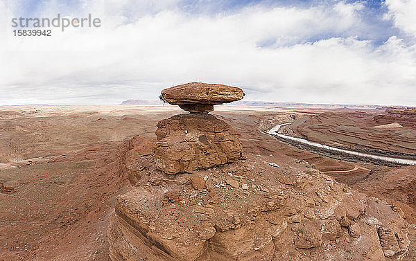 Ein Bergsteiger nimmt den Blick auf den Mexican Hat Rock