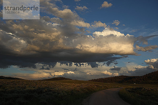 Dramatischer Himmel bei Sonnenuntergang in der süd-östlichen Prärie von Wyoming.