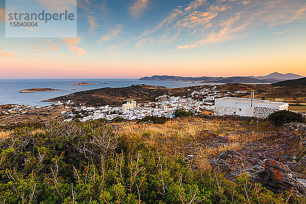 Das Dorf Chora auf Kimolos und die Insel Milos in der Ferne.