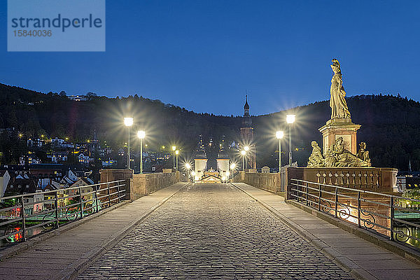 Alte Brucke (alte Brücke) in der Abenddämmerung  Heidelberg  Baden-WÃ¼rttemberg  Deutschland