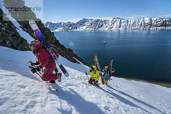 Gruppe von Freunden beim Skilaufen auf Spitzbergen