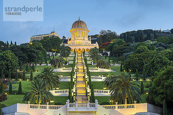 Schrein des Bab und die Baha'i-Gärten in der Abenddämmerung  Haifa  Israel