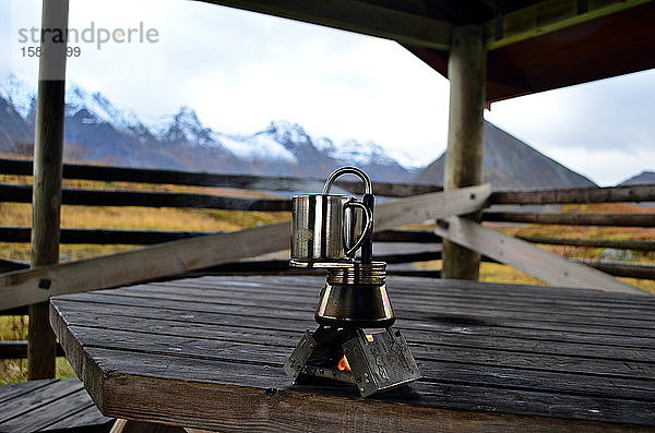 Kaffeepause auf dem Picknickplatz auf den Lofoten