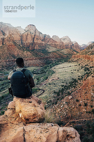 Schwarzer Mann mit Blick auf den Berg des Zion-Nationalparks