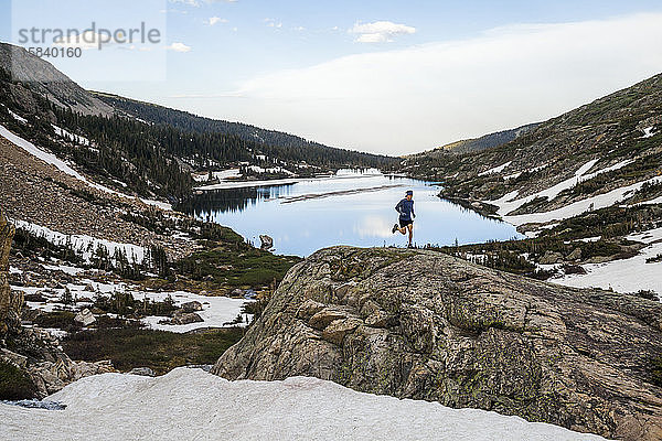 Man Trail verläuft auf einem Felsen über einen See in Indian Peaks Wilderness  Colorado