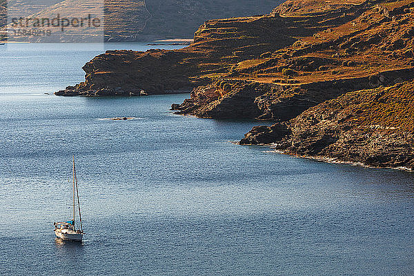 Segelboot vor der Küste der Insel Kythnos in Griechenland.