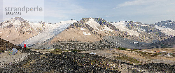 Panorama eines Mannes beim Zelten oberhalb des Athelney-Passes  Kanada.