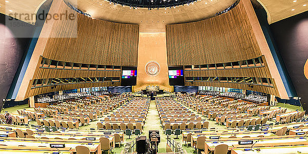 Weite Sicht auf die Generalversammlung der Vereinten Nationen am Hauptsitz
