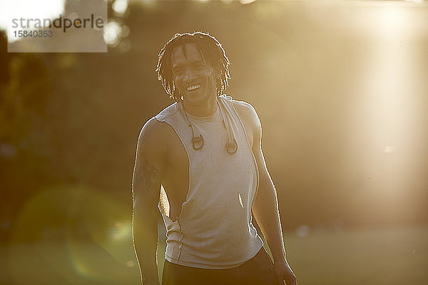 Afroamerikanischer Mann lacht im Sonnenlicht am späten Nachmittag