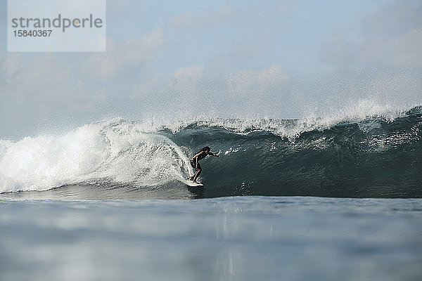 Surfer auf einer Welle