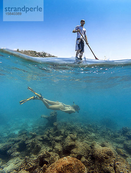 Junges Paar amüsiert sich im Meerwasser  Unterwasserblick