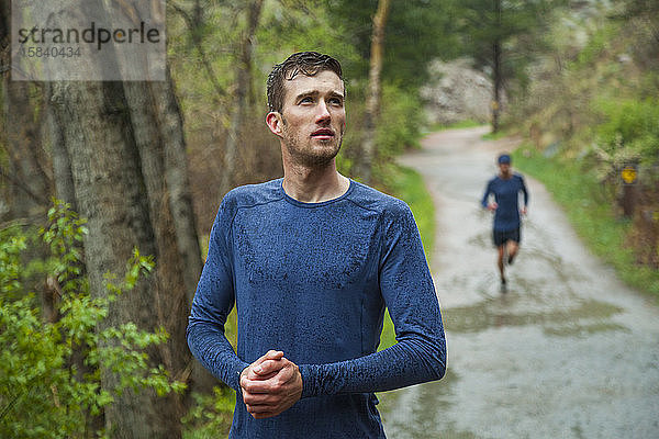 Männer laufen oder rasten zu warmen Händen im Boulder Canyon  Colorado