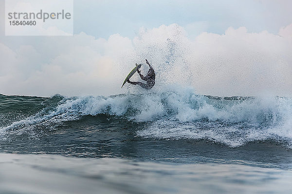 Surfer auf einer Welle