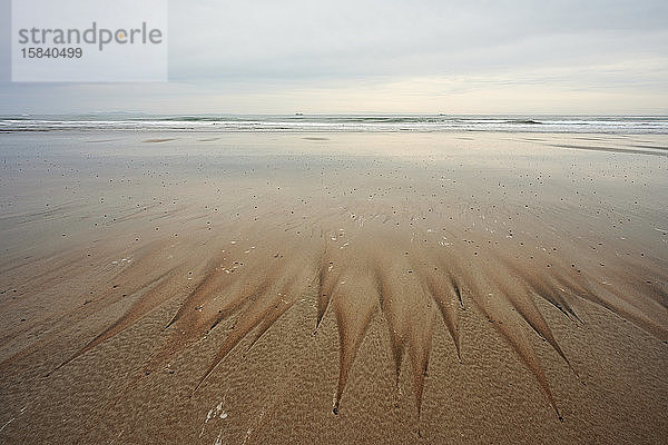 Wellenspuren am Sandstrand