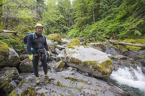 Porträt eines Mannes während einer Canyoning-Reise  B.C.  Kanada.