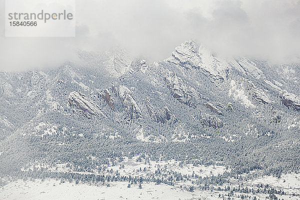 Südliche Flatirons im Schnee ausserhalb von Boulder  Colorado