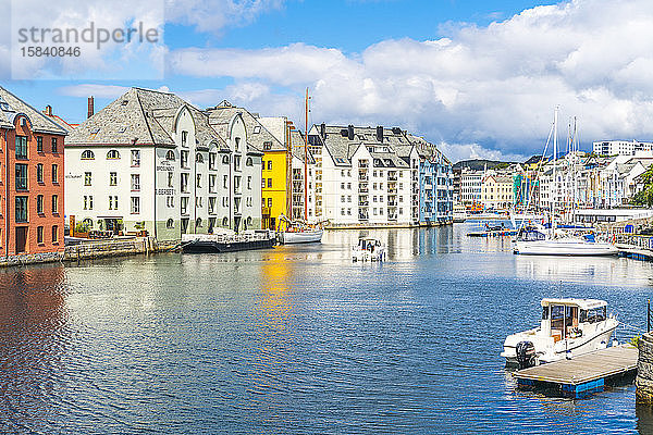 Brosundet-Kanal  Alesund  Bezirk More og Romsdal  Norwegen