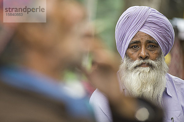 Hindu-Mann mit fliederfarbenem Turban und langem weißen Bart