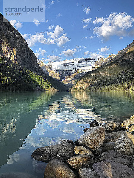 Landschaftliche Ansicht des Lake Louise in den Rocky Mountains von Alberta.