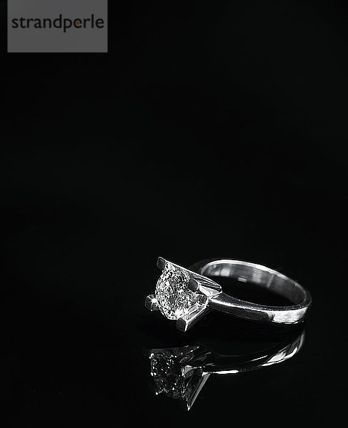 Nahaufnahme eines Diamantringes / Verlobungsringes