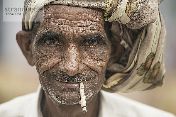 Alter Hindu-Mann raucht Strohzigarette