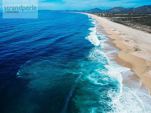 Drohnen-Luftaufnahme des Strandes und der Küstenlinie am hellen Sommertag