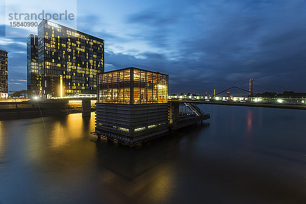 Media Hafen in DÃ¼sseldorf bei Nacht mit Hotel
