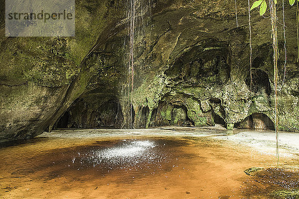 Wasserfall in der Höhle von Judeia im brasilianischen Amazonas