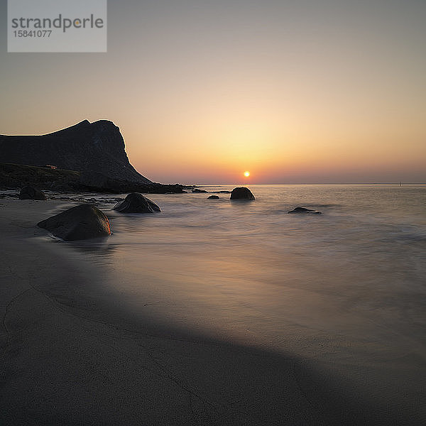 Staubiger Sonnenuntergang im Sand aus der Sarah-Wüste wehte im April 2019 über Nordnorwegen  Myrland  FlakstadÃ¸y  Lofoten  Norwegen