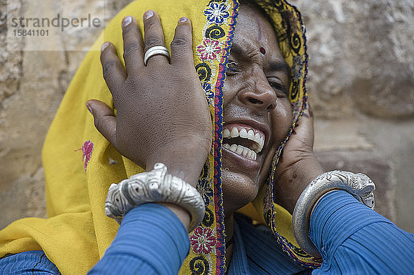 Rajasthans Frau in traditioneller farbenfroher Kleidung  lachend